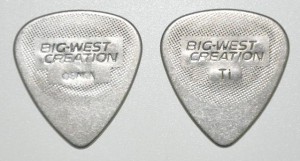 Медиатор BWC, титан, teardrop, 1мм. ― Guitar-Supply.ru
